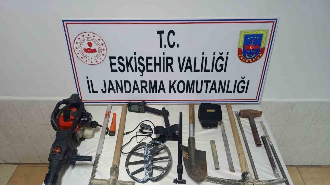 Sit alanında izinsiz kazı yapan şahıslar jandarma tarafından suçüstü yakalandı