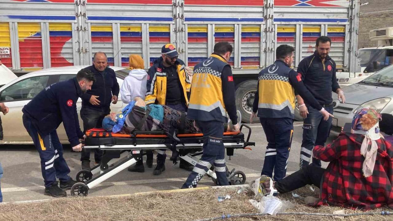 Kiraladıkları eve giden depremzede aile kaza yaptı: 6 yaralı