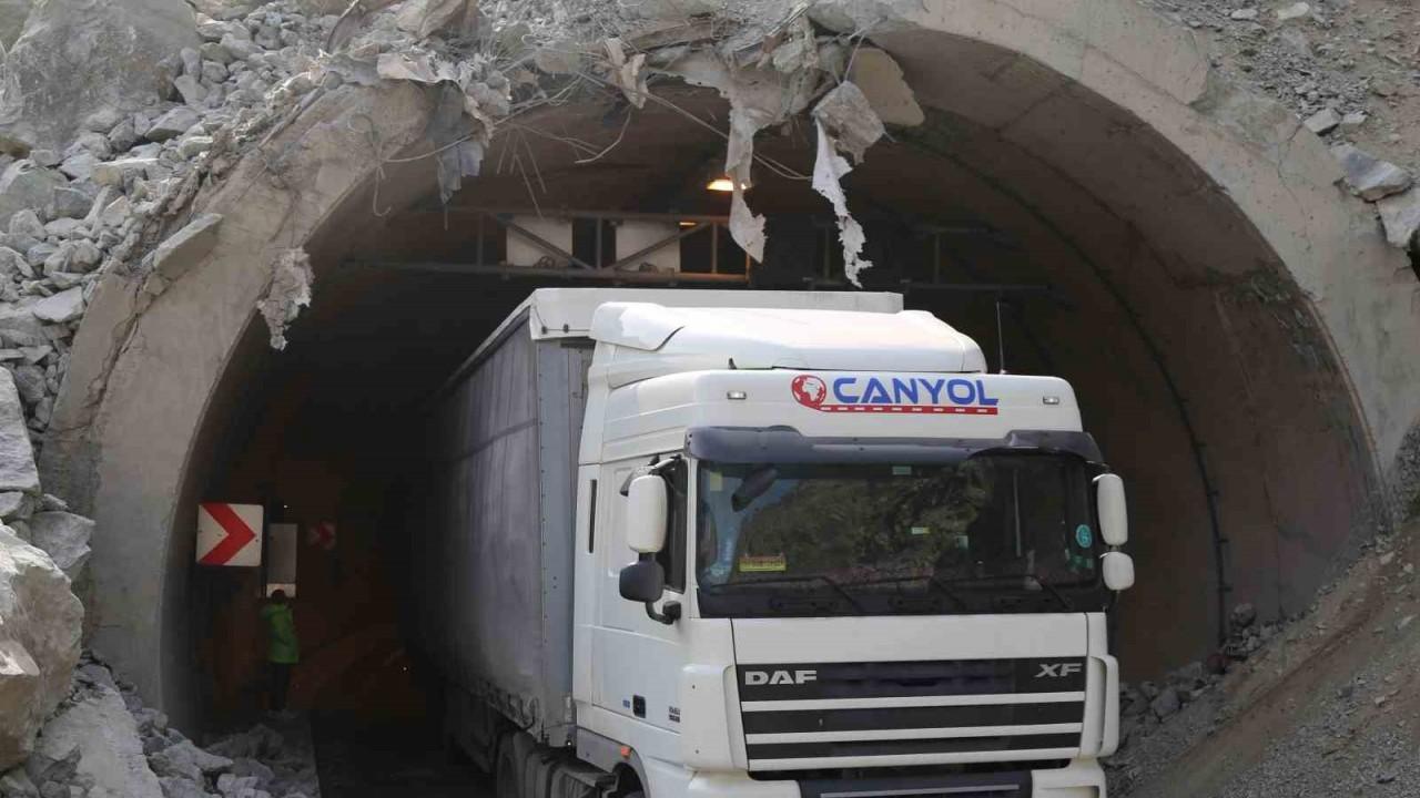 Heyelan nedeniyle kapanan Artvin-Erzurum yolu kontrollü olarak trafiğe açıldı