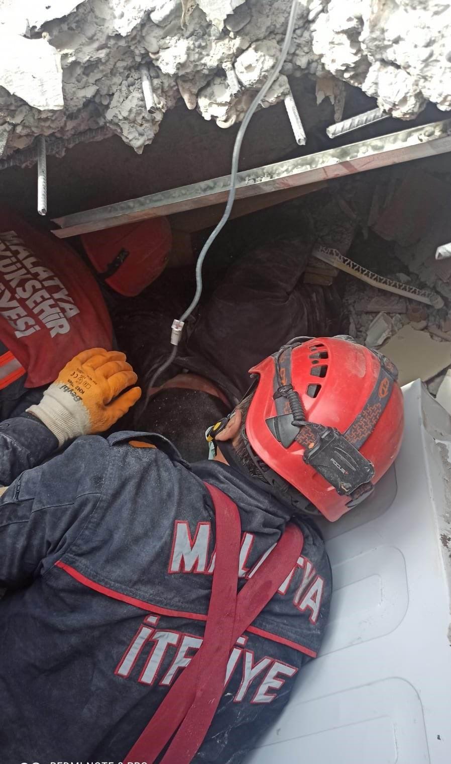 Elazığ Belediyesi itfaiye ekiplerinden hayatta tutan ’dokunuş’