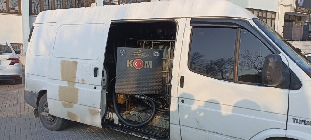 Litrelerce kaçak akaryakıtla yakalandılar