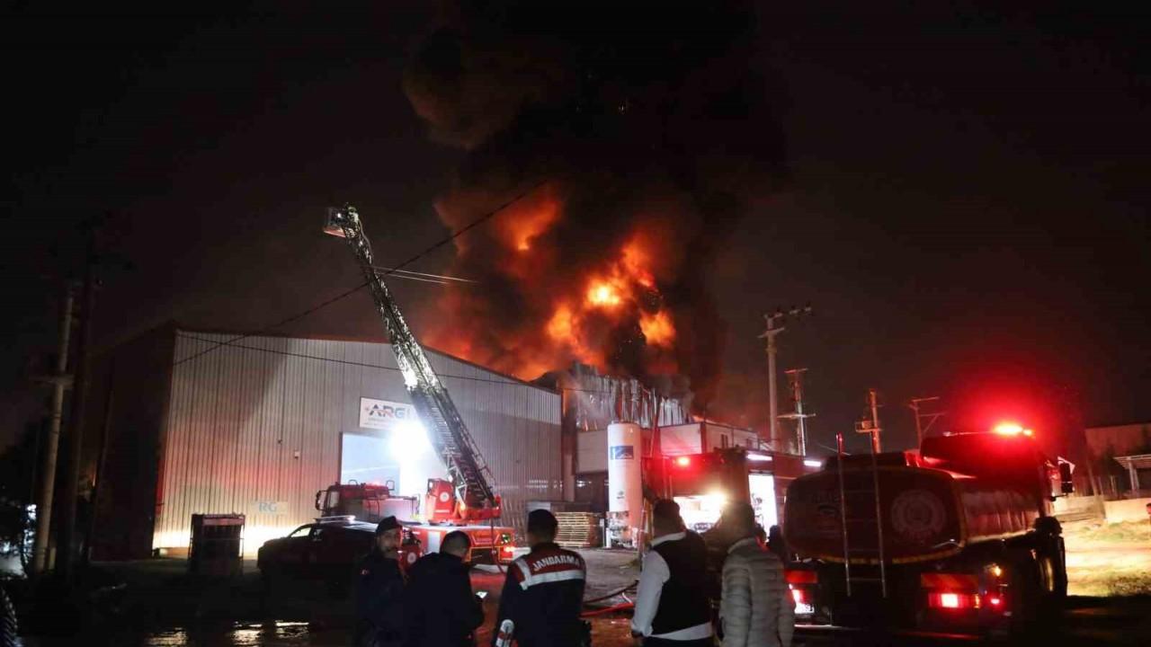 Plastik geri dönüşüm fabrikası alev alev yandı