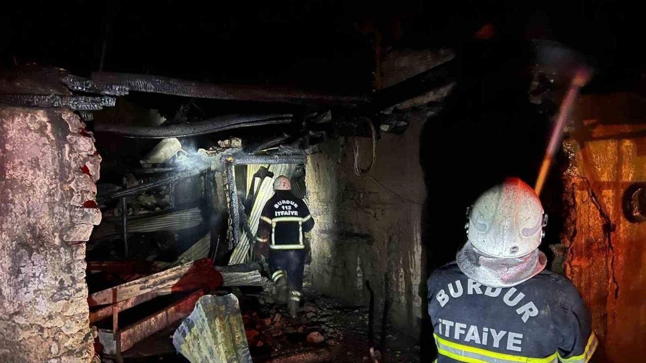 Burdur’da çıkan yangında ev, samanlık ve ahır kullanılamaz hale geldi