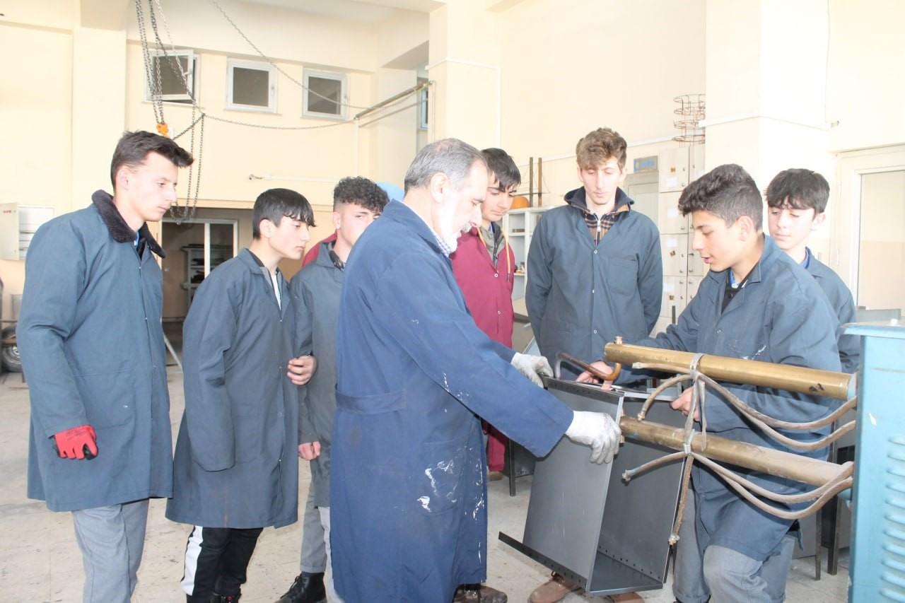 Bayburt'ta öğrenciler depremzedeler için soba üretmeye devam ediyor