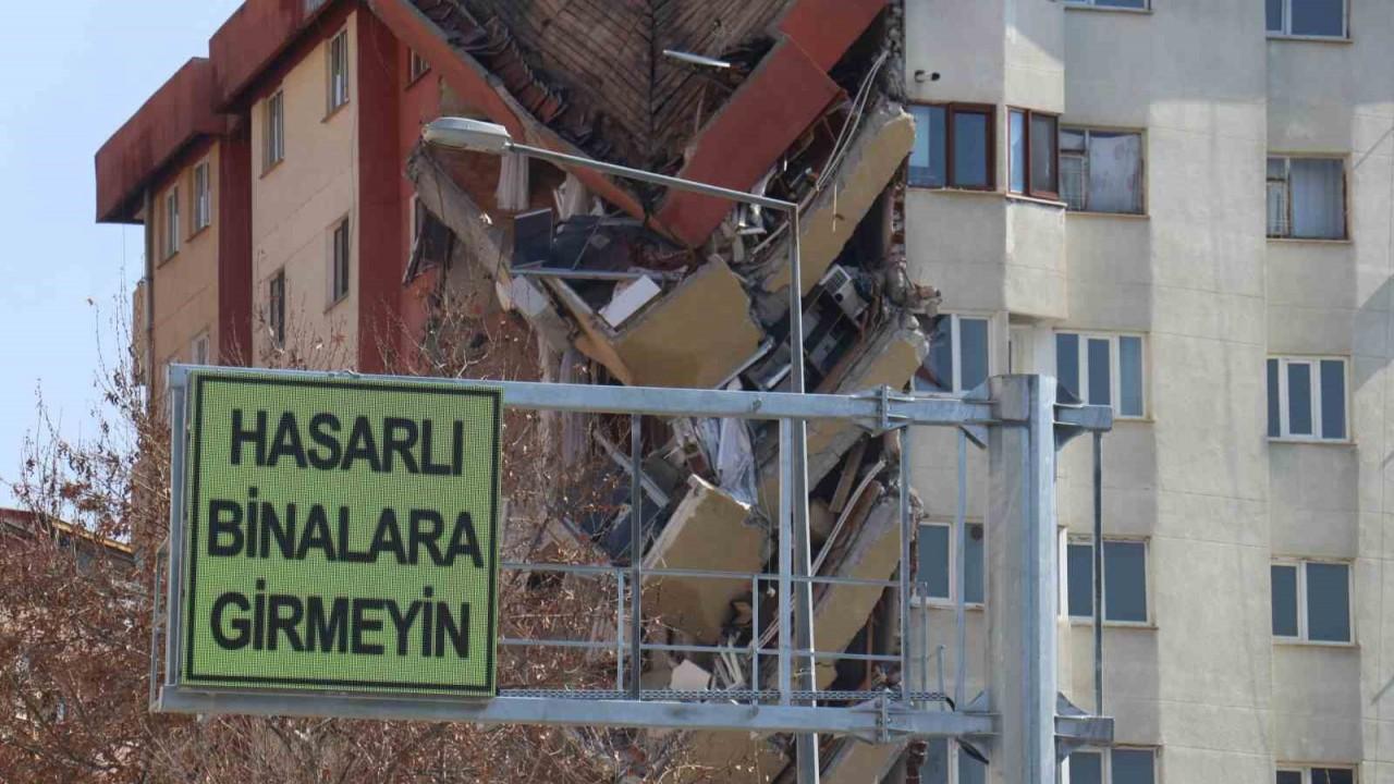 Malatya’da tabelalara “Hasarlı binalara girmeyin” yazıları yazıldı