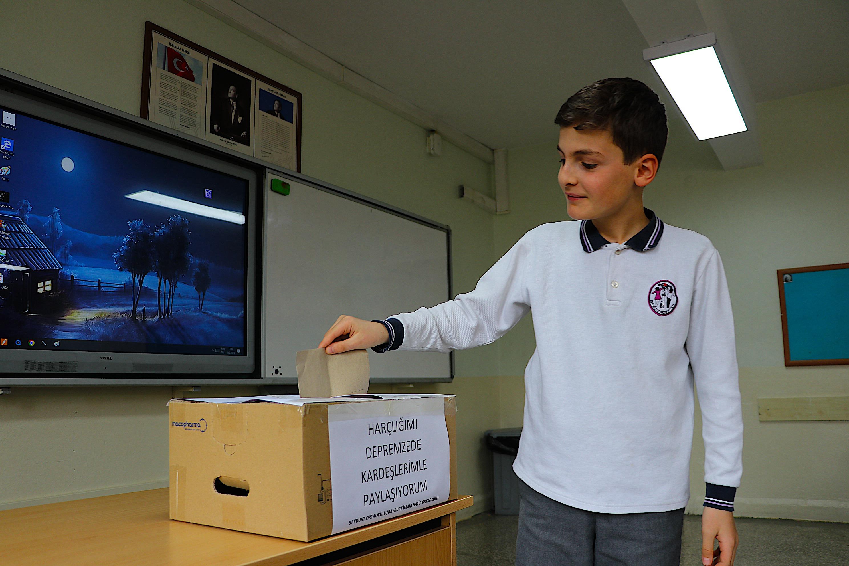 Bayburt'ta öğrenciler harçlıklarını depremzedelere gönderdi