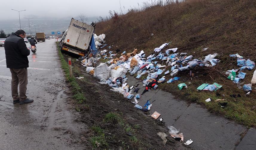 Samsun'da tır kaza yaptı! Giysiler yola saçıldı