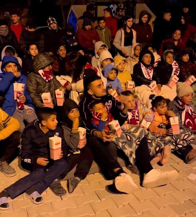 Gönülleri kazanan CZN Burak "Helal Olsun" dedirtti! CZN Burak kimdir?