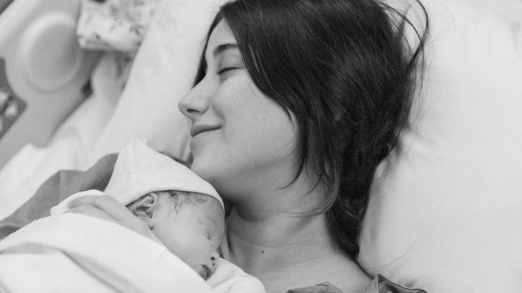 Hazal Kaya ilk kez kızını paylaştı!