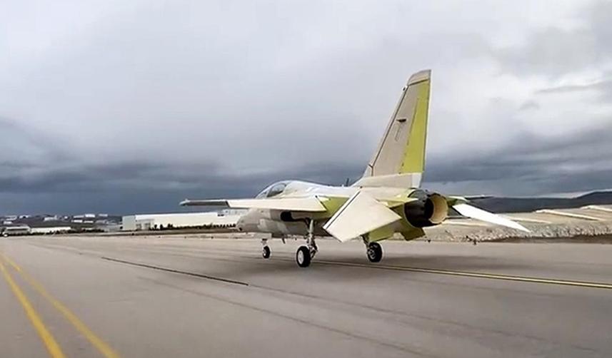 Milli Muharip Uçak'ın ardından HÜRJET de piste çıktı