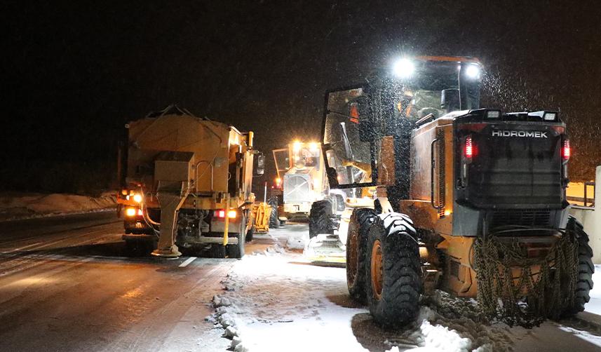 Bayburt-Erzurum karayolunda kar ve tipi etkili oldu