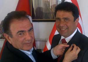 Kıbrıslı Bakan'a TS rozeti