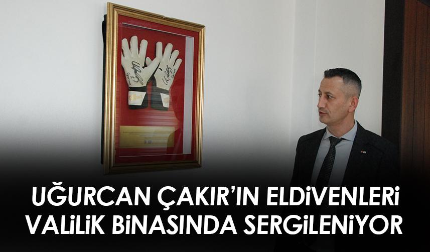 Trabzonspor kalecisi Uğurcan Çakır'ın eldivenleri Valilik binasında sergileniyor