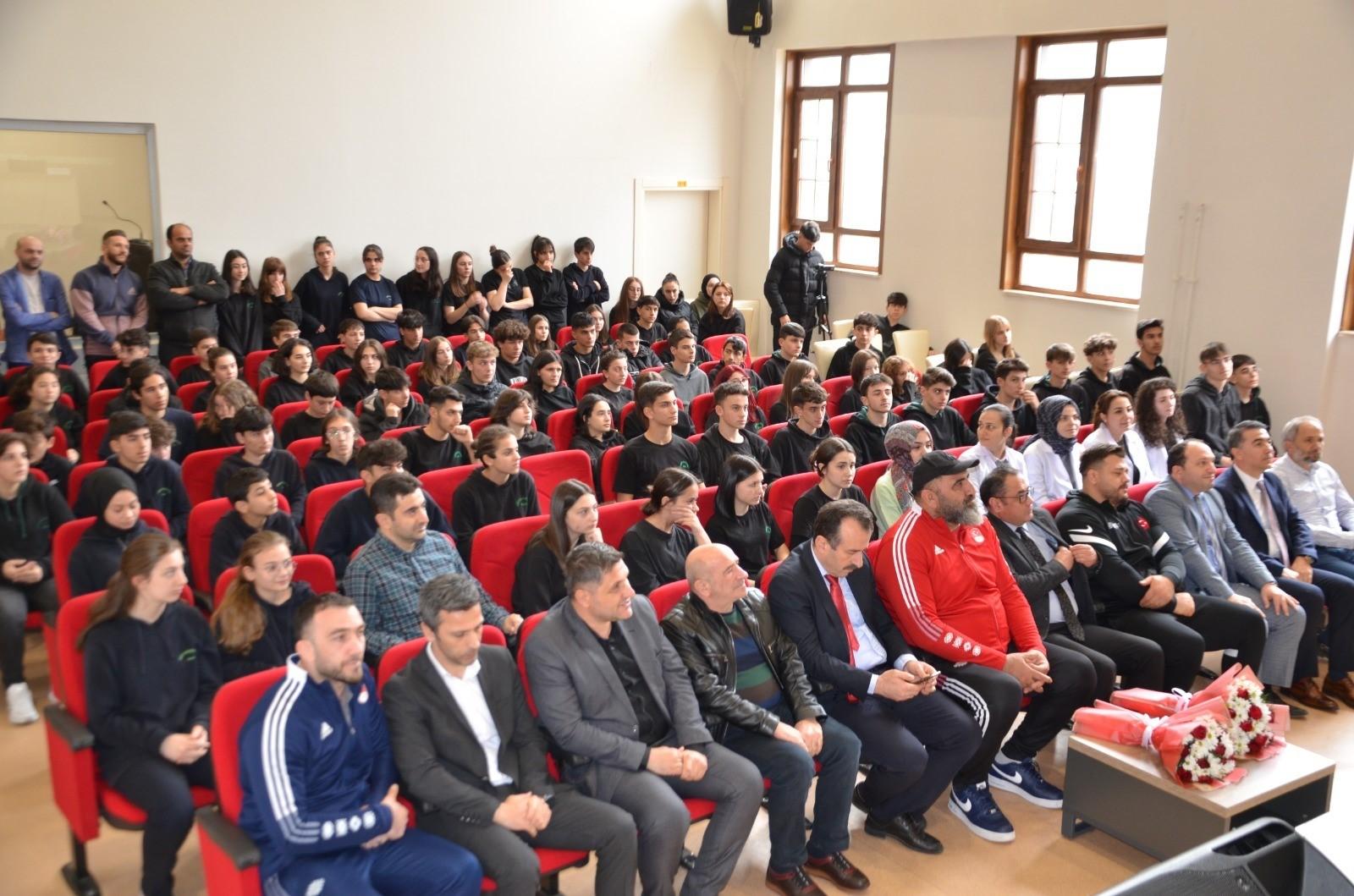Milli Güreşçi Rize'de öğrencilerle bir araya geldi