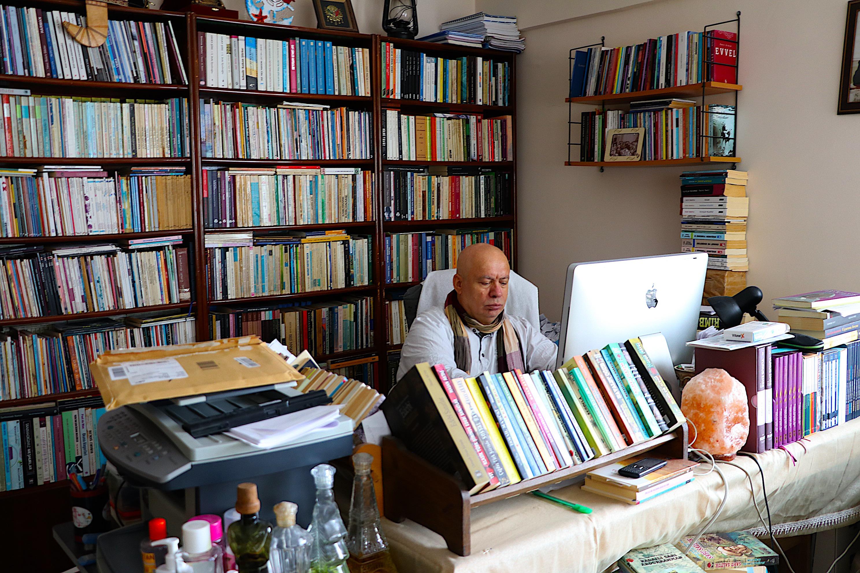 Bayburt'ta akademisyen evindeki binlerce kitapla iç içe yaşıyor