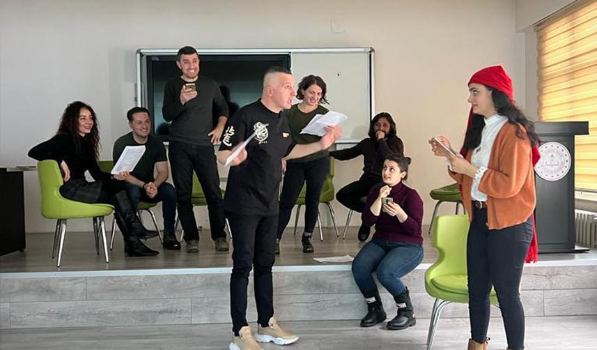 Trabzon'da öğretmenler sahnede! "Bu sahne aynı biz"