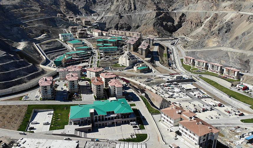 Taşınma işlemi tamamlanan Yusufeli'nde vatandaşlar yeni ilçeye alışmaya çalışıyor