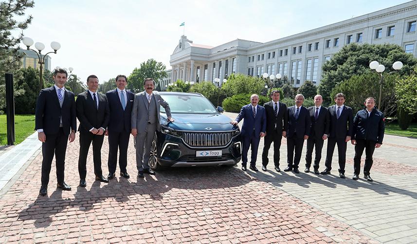 Özbekistan Cumhurbaşkanı TOGG'unu teslim aldı