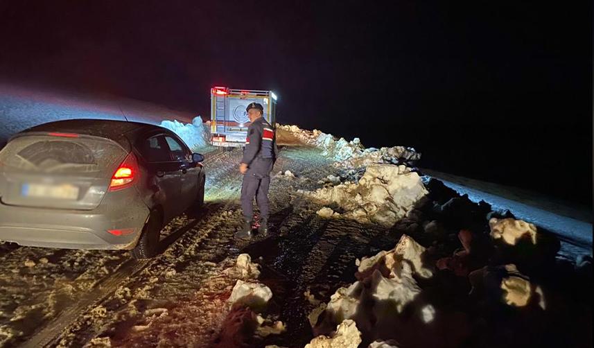 Bayburt'ta kar nedeniyle yolda mahsur kalan sürücü kurtarıldı