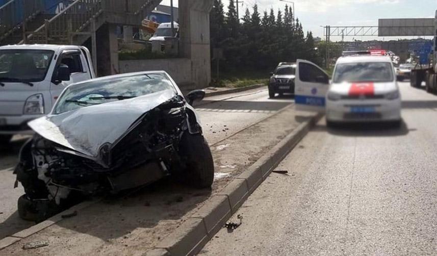 Kocaeli'de otomobil, üst geçidin ayağına çarptı: 1'i ağır, 3 yaralı