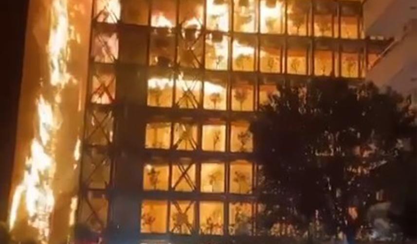İzmir'de devasa yangın! Bina alevlere teslim