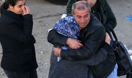 Yıkılan yuvalarına son kez baktılar