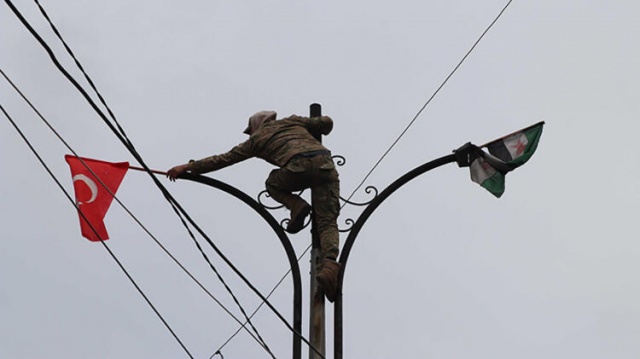 Tam o an! Türk bayrakları asılmaya başladı...