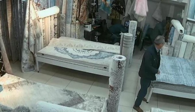 Hapşırınca çalışanlar ve müşteriler sağa sola kaçıştı