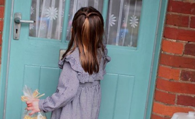 5 yaşındaki prenses halkının imdadına koştu