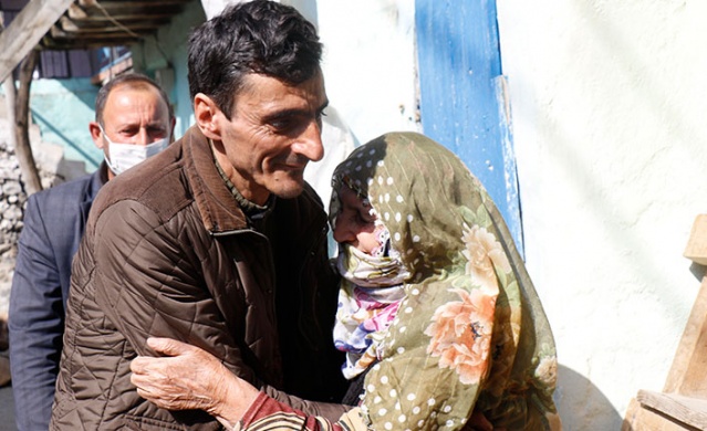 Öldüğünü düşünürken 15 yıl sonra oğluna kavuştu!