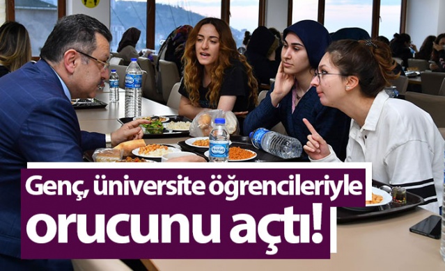 Genç, üniversite öğrencileriyle birlikte orucunu açtı!. Foto Haber