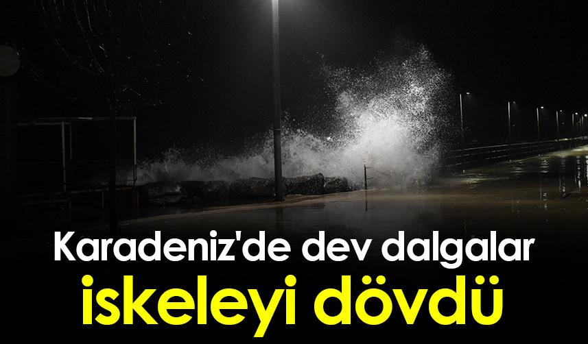 Ordu'da Karadeniz'de dev dalgalar iskeleyi dövdü