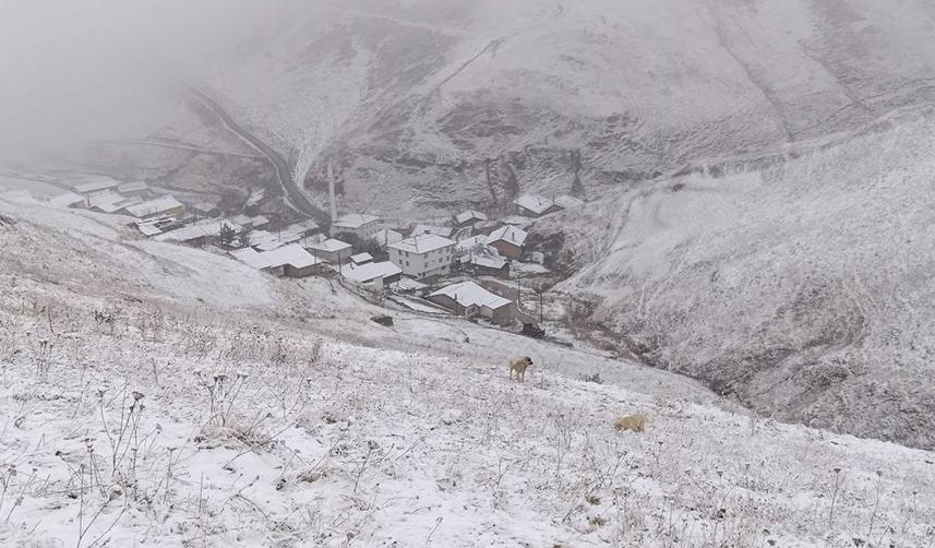 Bayburt’un yüksek kesimlerine kar yağdı! İşte o anlar