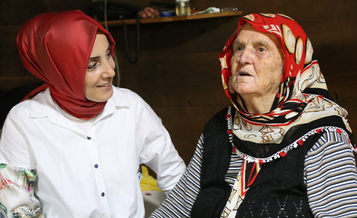 102 yaşındaki Cemile nine Trabzon’dan Cumhurbaşkanı Erdoğan’a seslendi: "Gözlerim tavanda iken de reyim onundur”