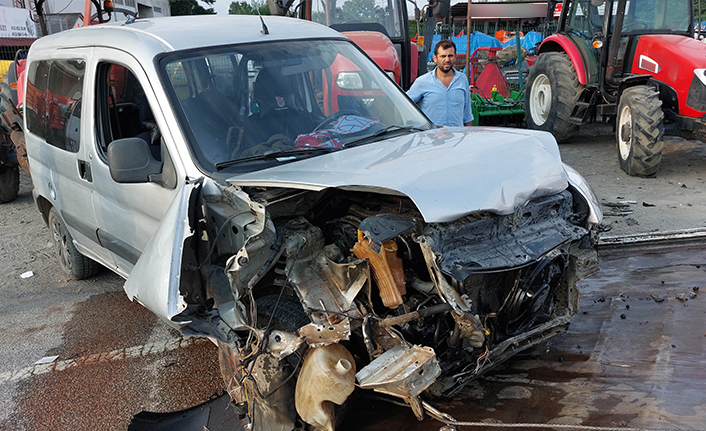 Yoldan çıkan araç traktörlere çarptı: 3 yaralı