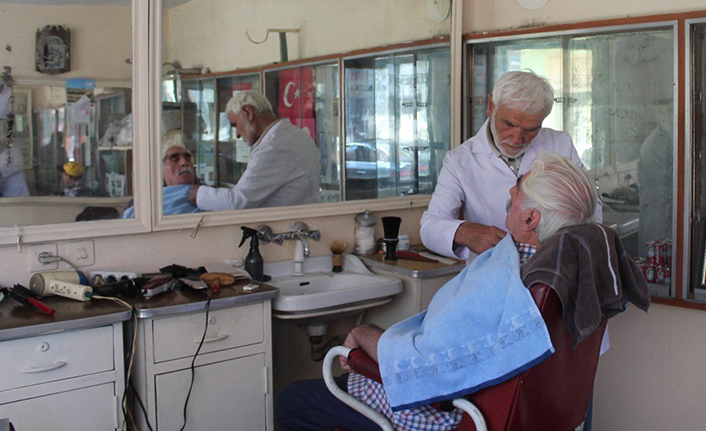 Bayburt'un en yaşlı berberi! Mesaiye böyle başlıyor