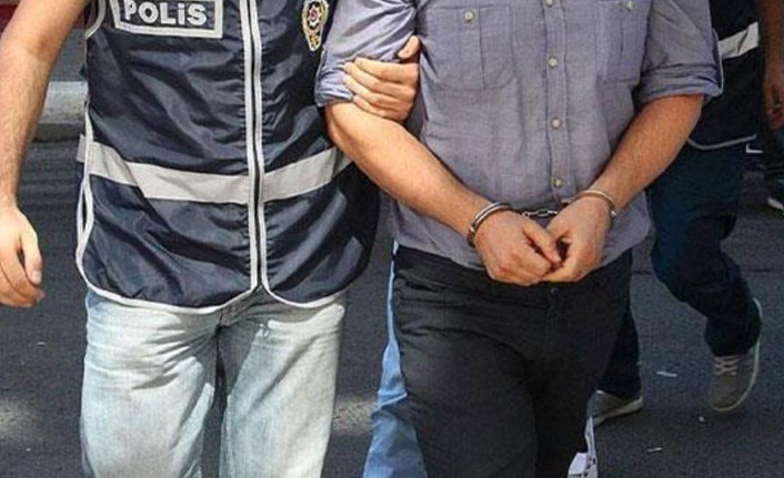 Arnavutluk'ta Türk bayrağını gözetleme kulesinden indirip denize atan şahıs gözaltında