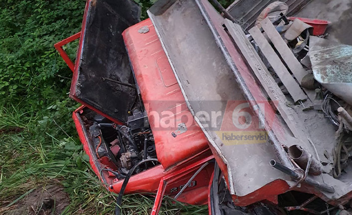 Trabzon'da feci kaza! Kamyonet uçuruma yuvarlandı 1'i ağır 8 yaralı