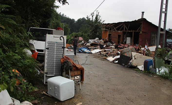 Trabzon'da eşyaları çıkartılmadan evleri yıkıldı! Ev sahipleri öfkeli
