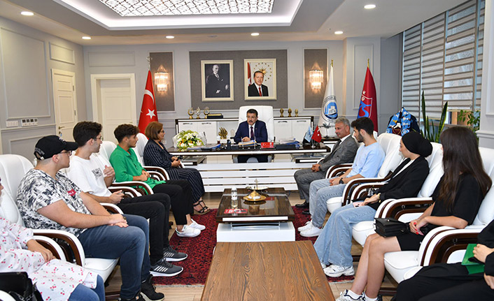 Üniversiteli öğrenciler Başkan Genç’i ziyaret etti!