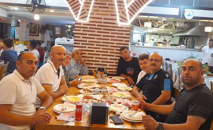 Gökdeniz Bayrakdar maç sonu Trabzonsporlu akrabalarıyla buluştu