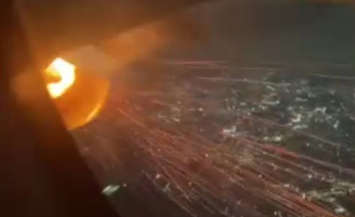 Yolcu uçağının motoru havada alev aldı