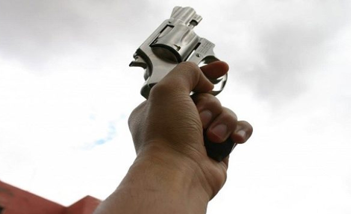 Trabzon'da otobüs durağında beklerken yorgun mermi ile yaralandı