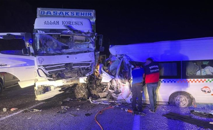 Katliam gibi kaza! 8 ölü 10 ağır yaralı