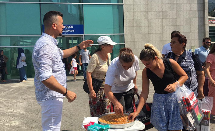 Primi artınca sınırda tatlı dağıttı