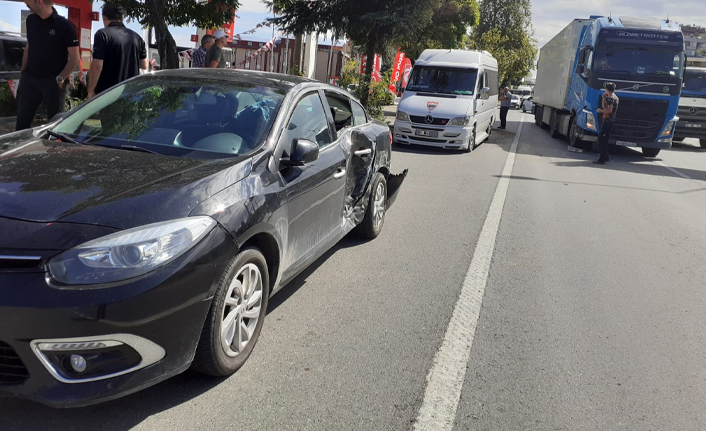 Trabzon'da korkutan kaza! Minibüs ile tırın arasından geçmeye çalıştı