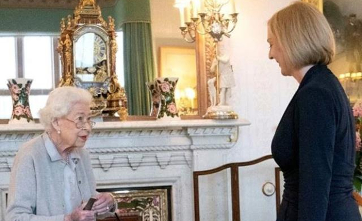 Kraliyet Ailesi'ne acı haber! Kraliçe hayatını kaybetti