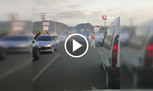 Ordu'da trafik magandaları iş başında! Trafiği durdurup drift yaptı