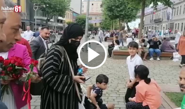 Trabzon meydanında Arap turistlere gül dağıtıldı. Video Haber