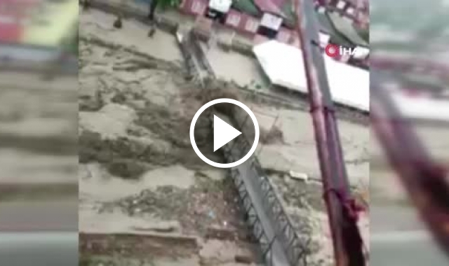 Kastamonu'da sel köprüyü böyle yıktı. Video Haber